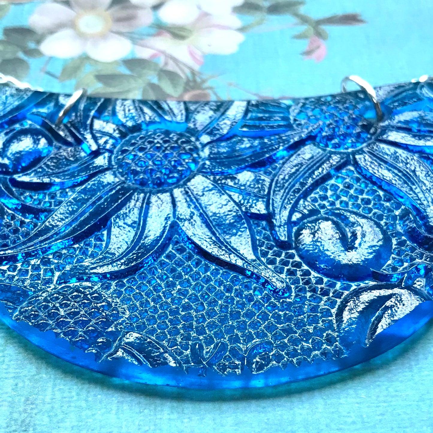Stunning Blue Daisy Glass Pendant - samanthajoyglass