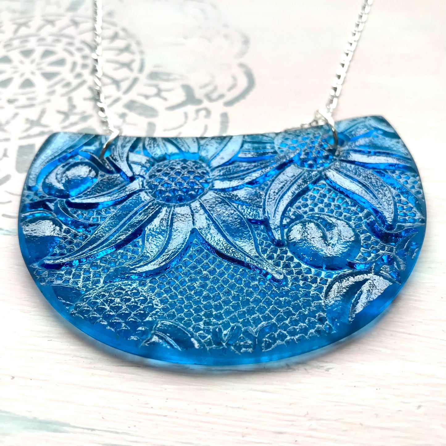 Stunning Blue Daisy Glass Pendant - samanthajoyglass