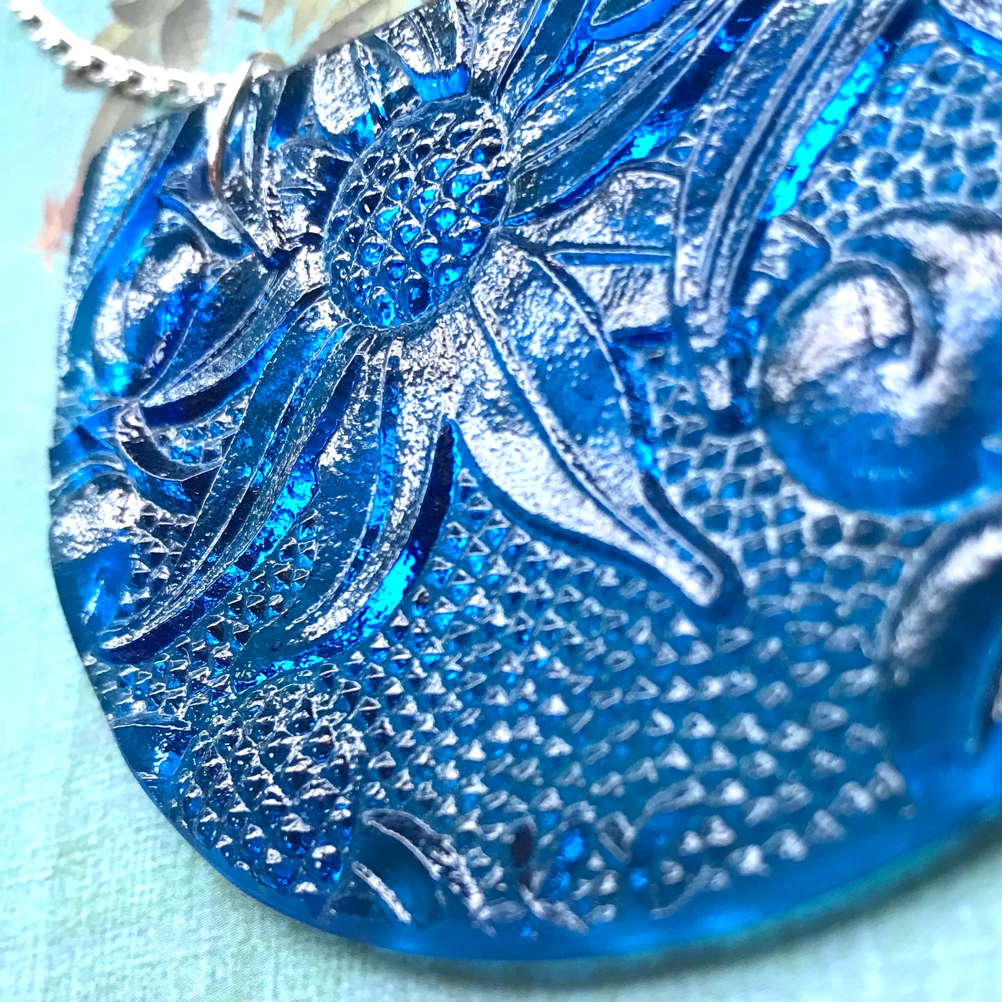 Stunning Blue Daisy Glass Pendant - samanthajoyglass