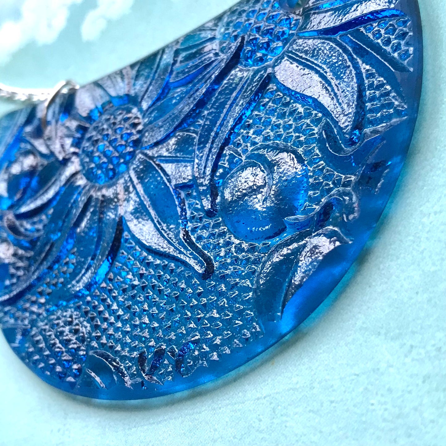 Stunning Blue Daisy Glass Pendant - samanthajoyglass