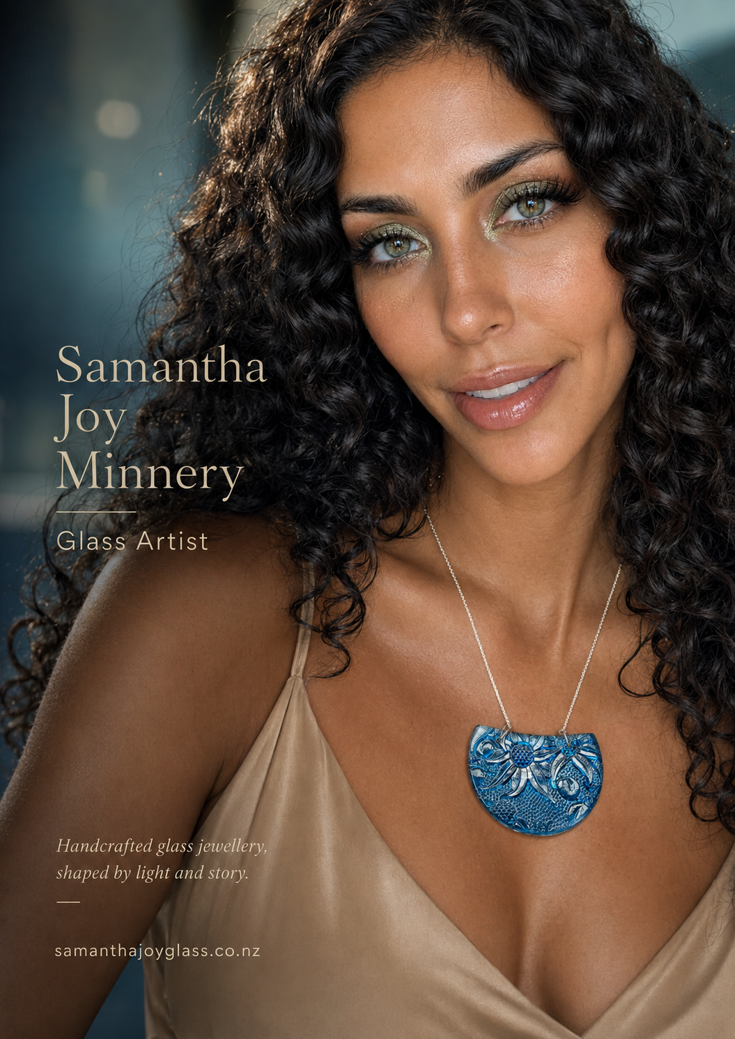 Stunning Blue Daisy Glass Pendant - samanthajoyglass