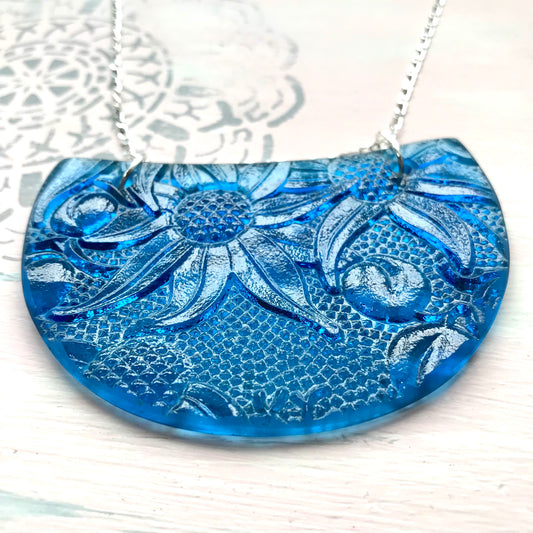 Stunning Blue Daisy Glass Pendant - samanthajoyglass